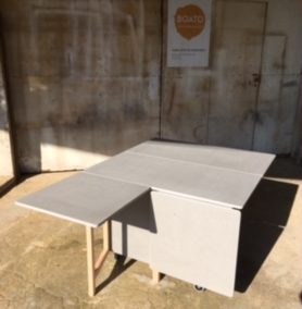 Table pliante en valchromate et hêtre